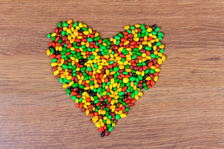 彩色的糖果内衬的心。圣 valetina 日的爱情宣言