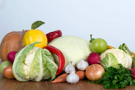 五颜六色的水果和蔬菜的背景。维生素素食套