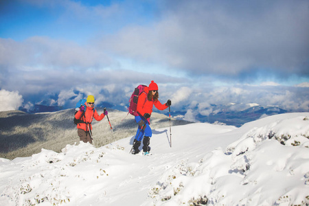 登山者是在雪上