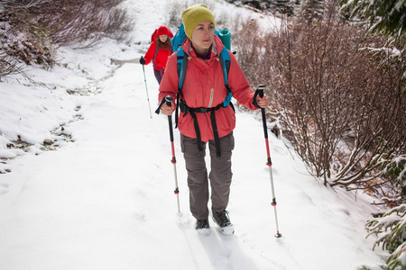 登山者是在雪上