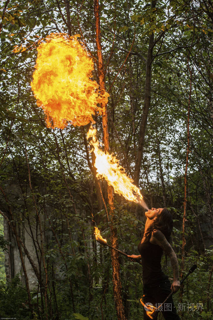 喷火表演火喘息大羽的火焰