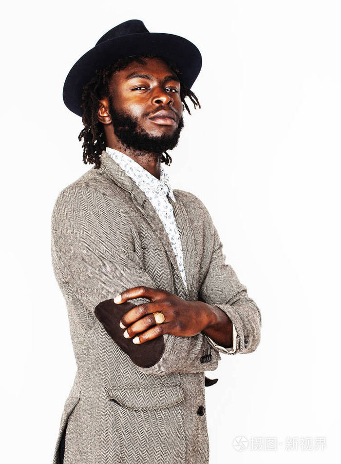 年轻英俊的黑人美国男孩在时尚时髦的帽子gesturin