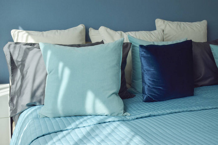蓝色计划床上用品和白色台灯与天然光从一个窗口