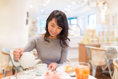 在咖啡店里喝茶的女人