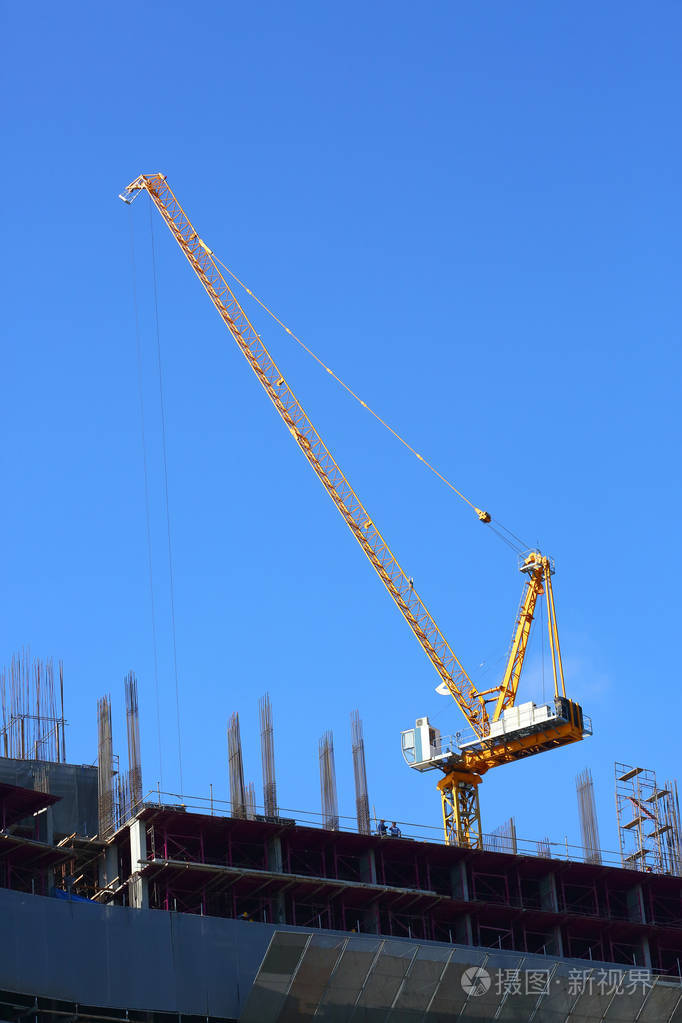 在建筑地盘工作的机械起重机