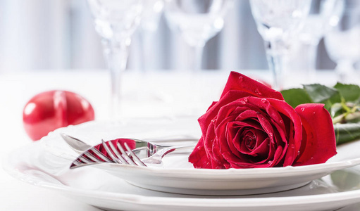 表设置为情人节或婚礼当天红玫瑰。两次与玫瑰浪漫表设置板杯子和餐具