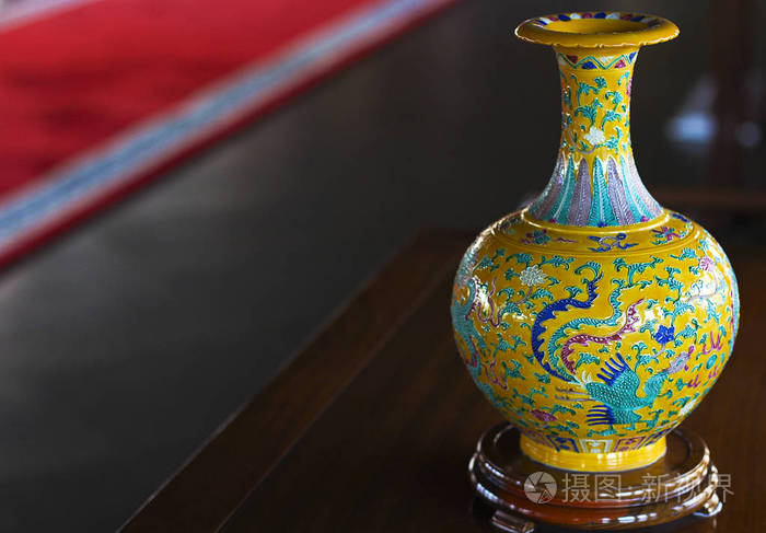 手绘中国花瓶黄色在桌子上 中国 复杂的酒店照片 正版商用图片0ws5yo 摄图新视界