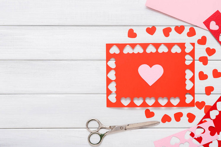 情人节一天手工制作剪贴簿背景，剪切和粘贴的心卡