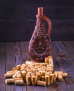 粘土瓶酒和软木木制的桌子上