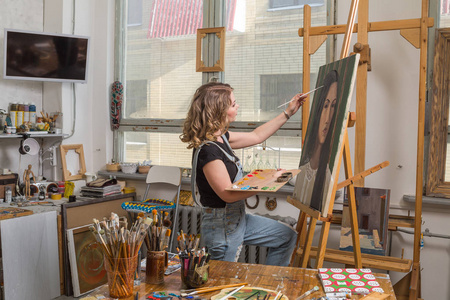 肖像,风格为khokhloma和gzhel中年男性艺术家画室画画艺术家的工作室