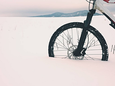 山地自行车的前轮留在粉雪。丢失的路径