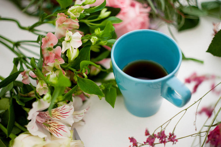 杯子在桌子上的茶，放松。车间花店，花卉，静物的表。软焦点