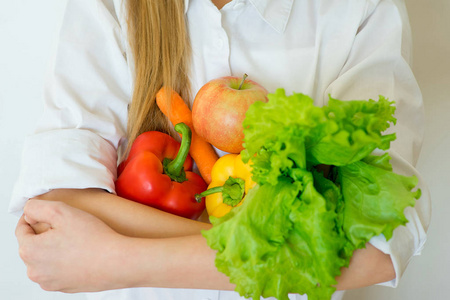 抱着蔬菜图片