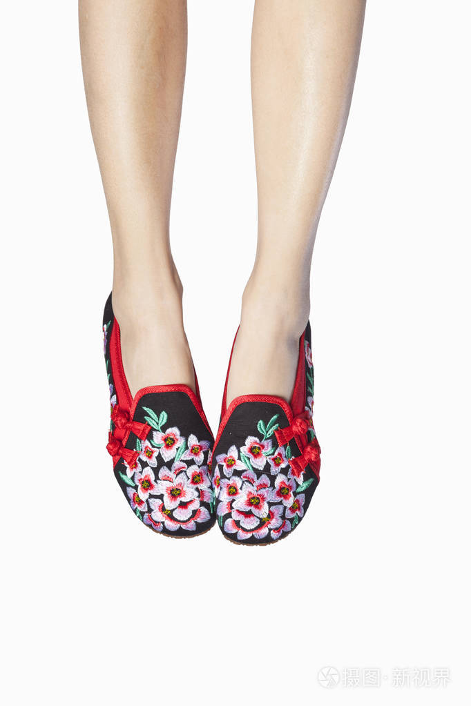 脚穿绣花鞋