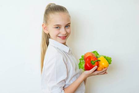 快乐健身女孩抱着孤立的蔬菜