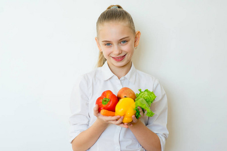 快乐健身女孩抱着孤立的蔬菜