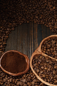 咖啡豆和速溶咖啡放在木桌子上