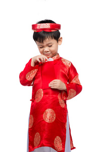 小越南男孩手持红色信封为春节。幸福这个词意味着双。这是礼物在农历新年或春节红色隔离背景上