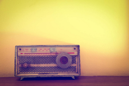 木制老式古董模拟收音机，木制桌子上有收音机表盘。