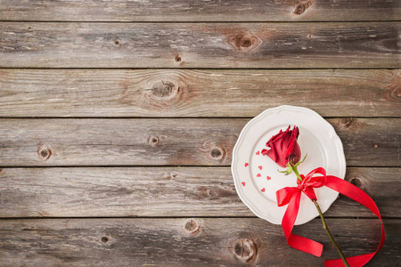 红玫瑰与白盘子里的浪漫表设置