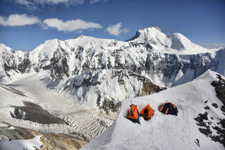 在帕米尔山区高山营地