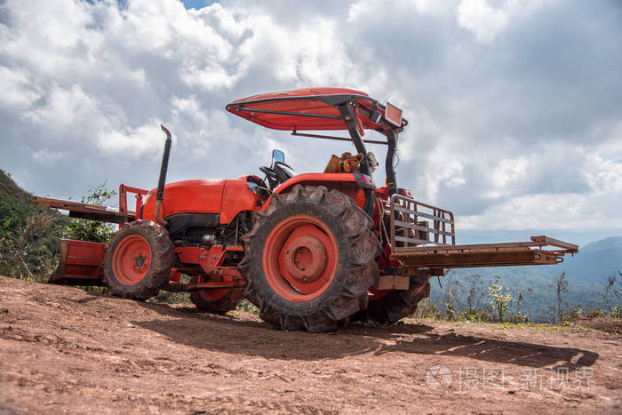 拖拉机播种庄稼的农夫