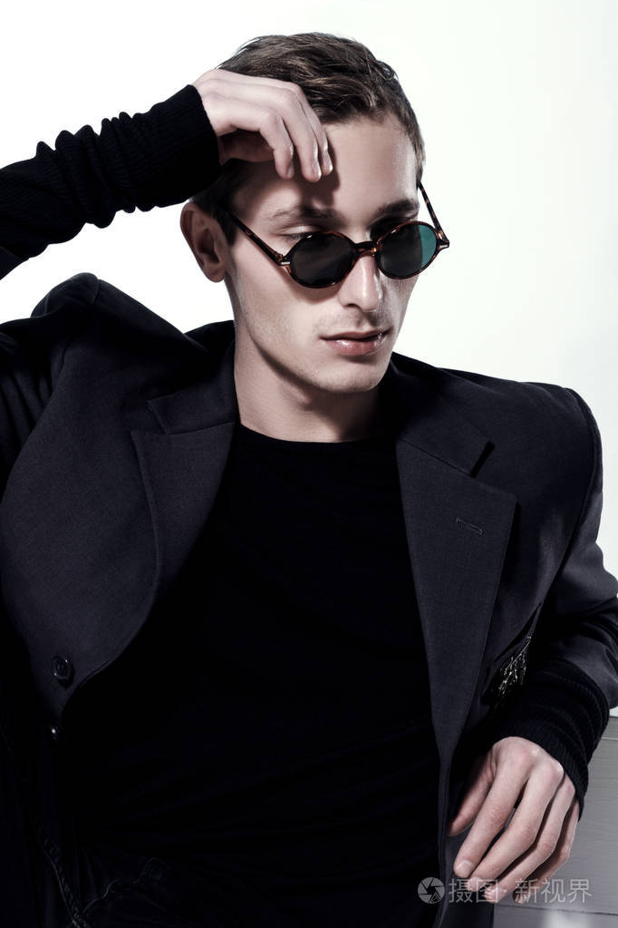时尚帅气的男人的肖像照片-正版商用图片0wsgam-摄图新视界