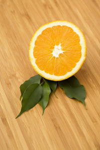 木盘上的新鲜橙色