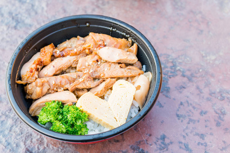 日本食品大米服务以红烧酱油鸡图片