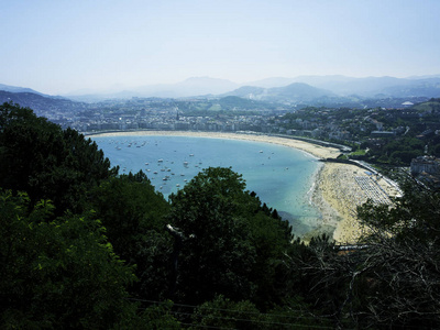 波浪在海岸上