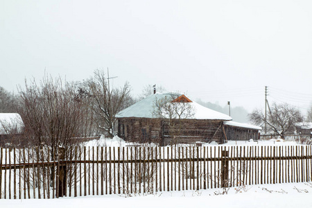 在冬天和降雪的村庄