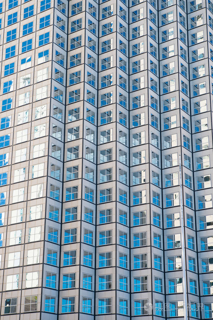 对玻璃的钢蓝色背景全景和透视图广角视图