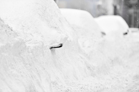 充分的雪覆盖汽车在冬天