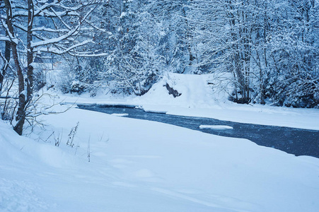 冬天降雪后的山区河流图片