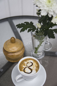 咖啡和菊花插在花瓶里 3 月 8 日