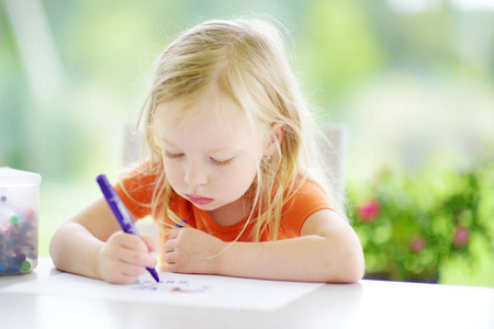 女孩用彩色铅笔绘图