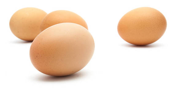 三个鸡蛋上白色隔离