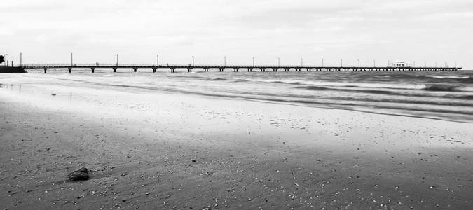 Shorncliffe 码头的黑白图像