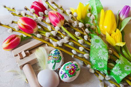 与郁金香春天安排传统捷克复活节装饰-区域木制棘轮仪器与彩绘鸡蛋与
