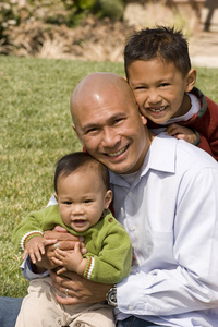 快乐的亚洲父亲和两个儿子