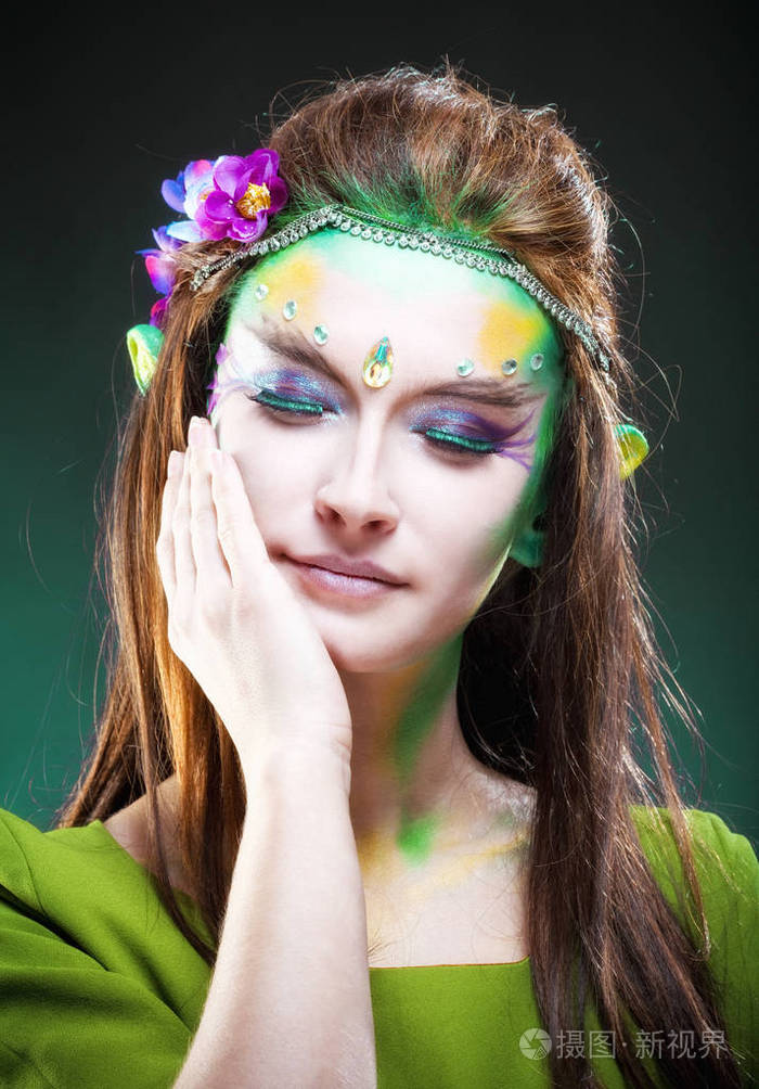 一个美丽的精灵留着长头发的画像