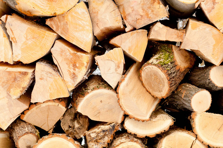 一堆堆切碎的未经调味的柴木