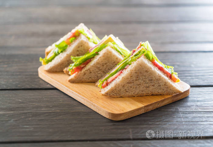 木背景上的三明治