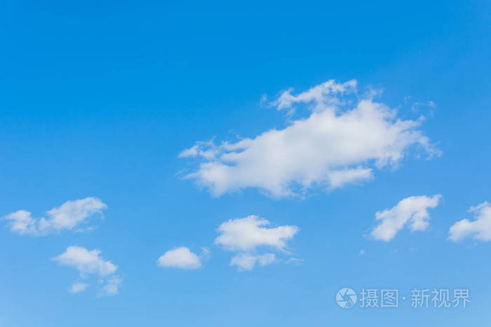 蓝色天空自然背景的白云
