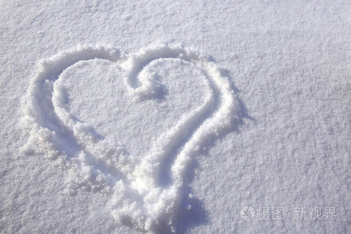 雪里画爱心的照片图片