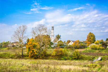 米哈伊洛夫斯科耶村的秋天景观