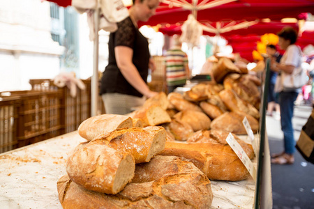 在法国南部的一个市场的新鲜面包
