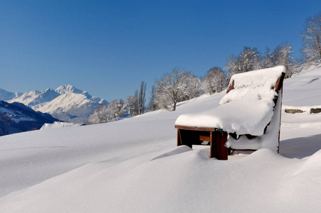 在雪中的板凳