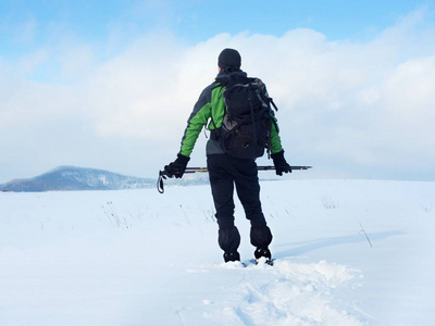 雪鞋的人在雪地里休息。雪地行走的徒步旅行者