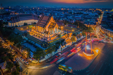 苏泰寺和骚清茶 巨型摇摆 在日落 曼谷